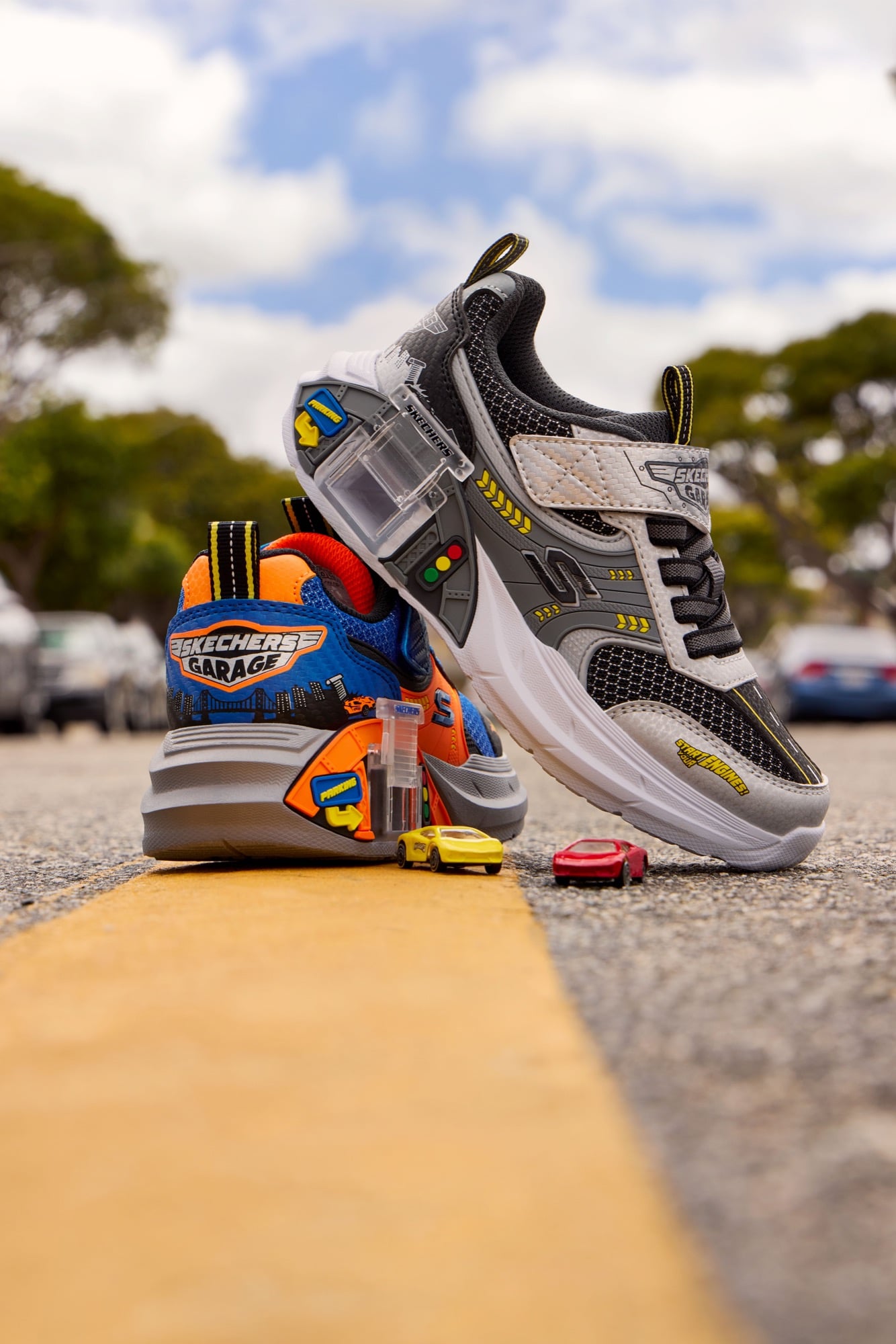 今年童鞋最狂就是它!SKECHERS「超跑車庫鞋」引擎全開 鞋底直接藏「迷你車庫」!一雙鞋開出兩部超跑、還送兩座自家車庫