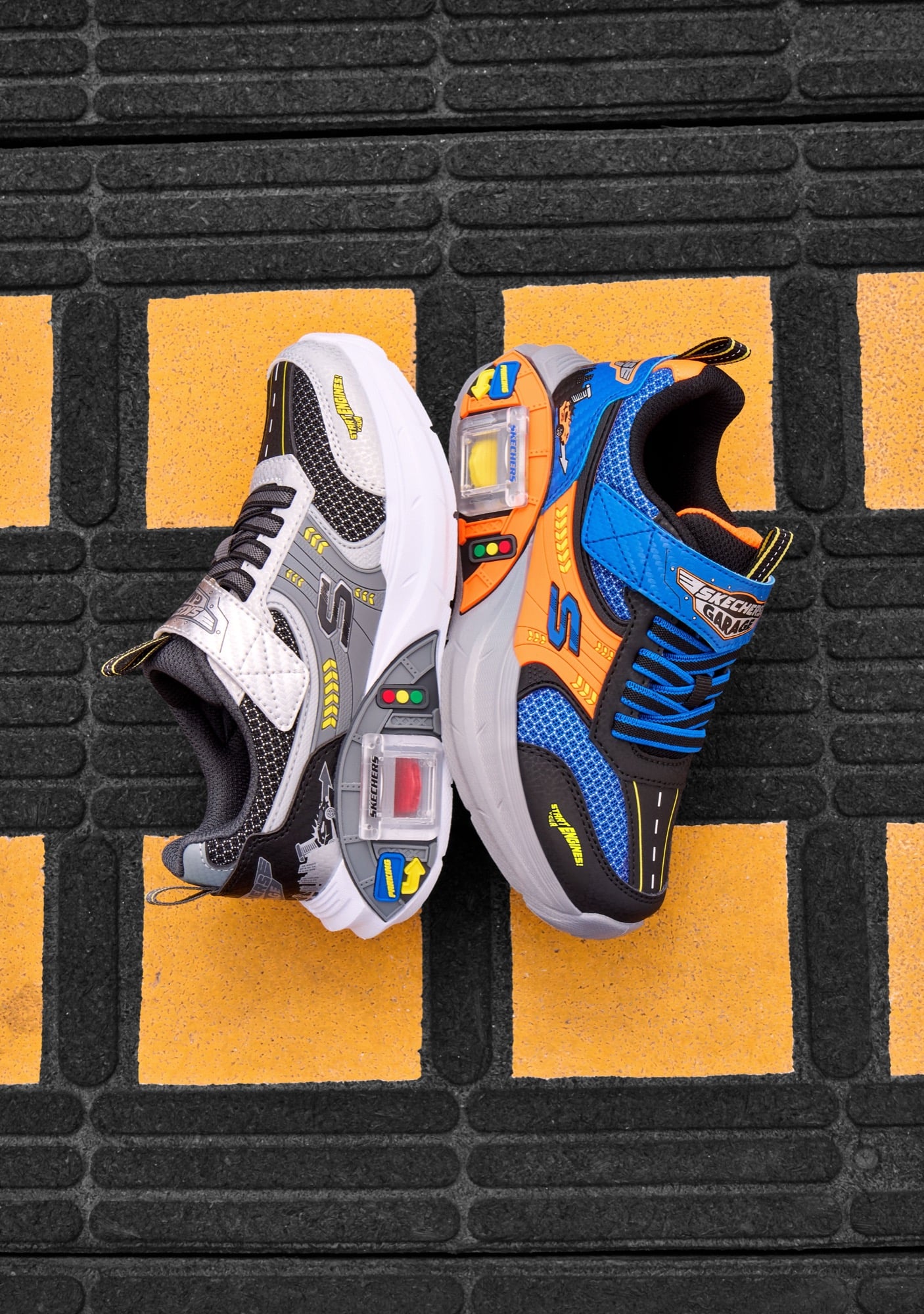今年童鞋最狂就是它!SKECHERS「超跑車庫鞋」引擎全開 鞋底直接藏「迷你車庫」!一雙鞋開出兩部超跑、還送兩座自家車庫