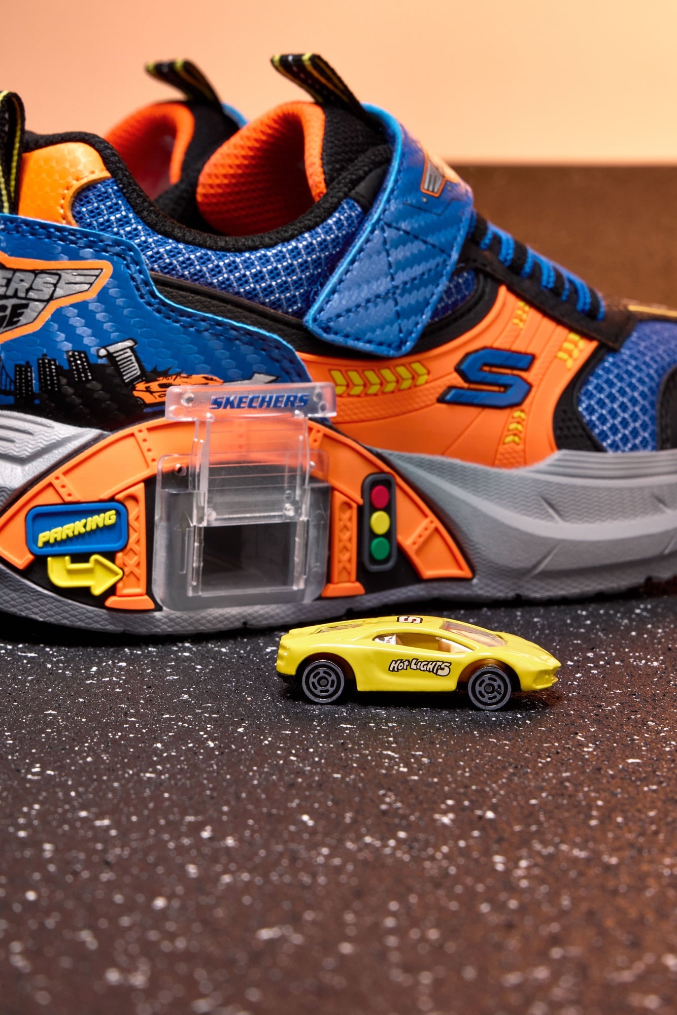 今年童鞋最狂就是它!SKECHERS「超跑車庫鞋」引擎全開 鞋底直接藏「迷你車庫」!一雙鞋開出兩部超跑、還送兩座自家車庫