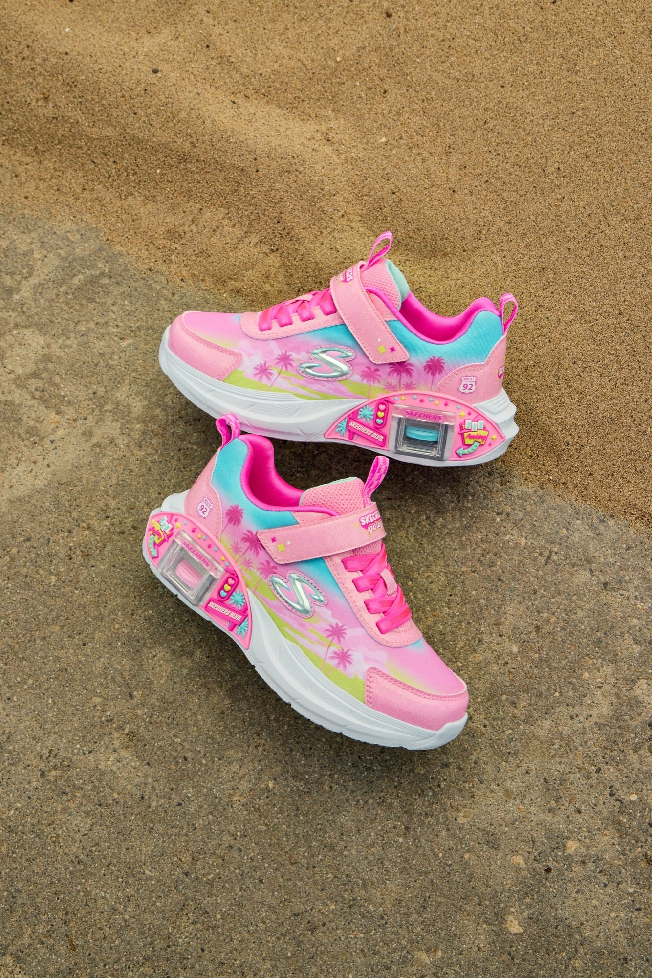 今年童鞋最狂就是它!SKECHERS「超跑車庫鞋」引擎全開 鞋底直接藏「迷你車庫」!一雙鞋開出兩部超跑、還送兩座自家車庫
