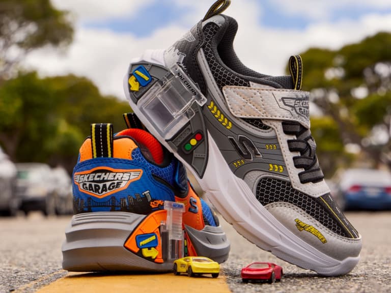 今年童鞋最狂就是它！SKECHERS「超跑車庫鞋」引擎全開 鞋底直接藏「迷你車庫」！一雙鞋開出兩部超跑、還送兩座自家車庫