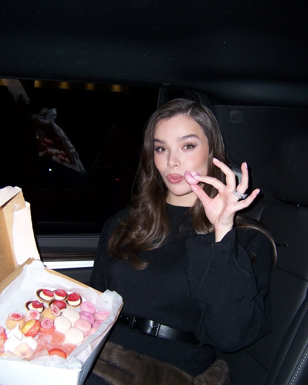 海莉史坦菲德 Hailee Steinfeld 產後罕見露面！雅詩蘭黛派對驚豔全場