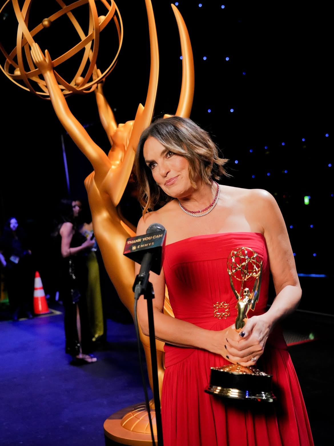 艾美獎瑪莉絲卡·哈吉塔（Mariska Hargitay）15年首位女主持！老公赫曼相伴 尼克布朗森驚喜開場
