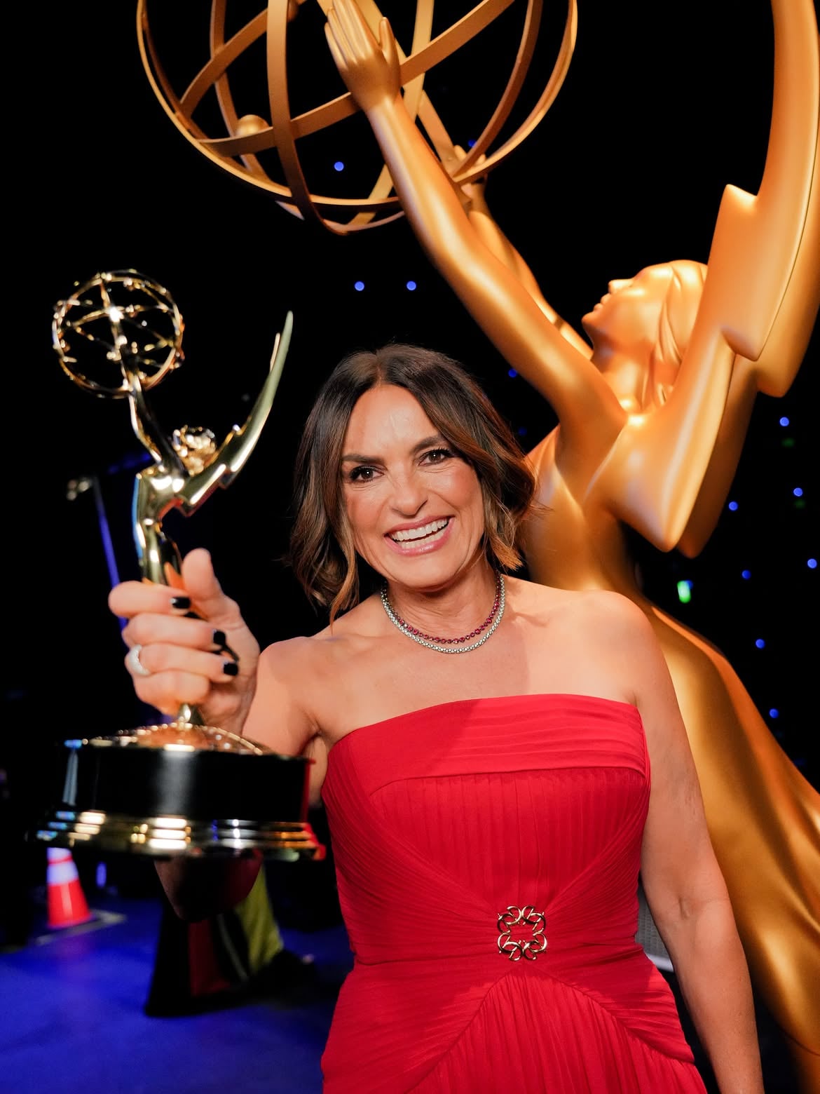 艾美獎瑪莉絲卡·哈吉塔（Mariska Hargitay）15年首位女主持！老公赫曼相伴 尼克布朗森驚喜開場