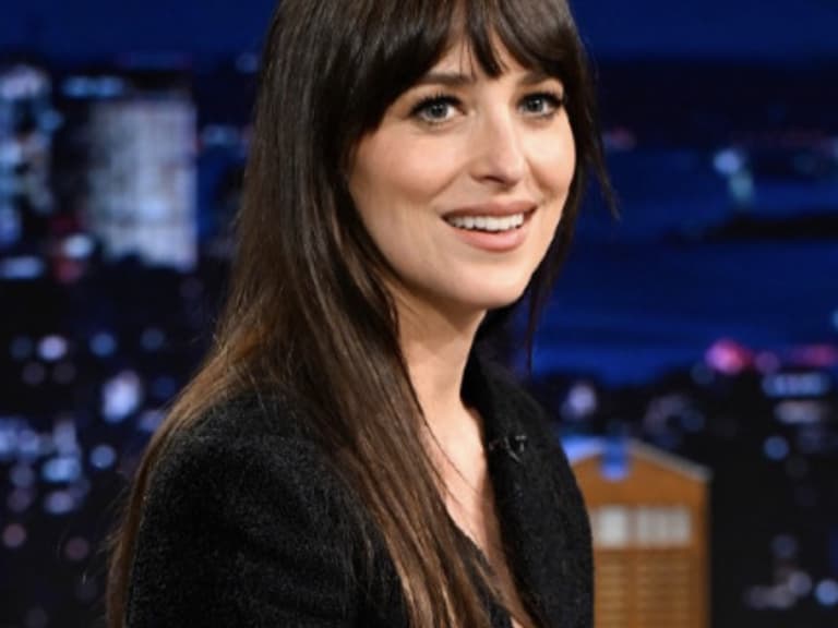 達科塔強生 Dakota Johnson 與機關槍凱利 MGK 深夜同框！先後進入泰勒絲紐約公寓，女方分手 1 個月爆新戀情！