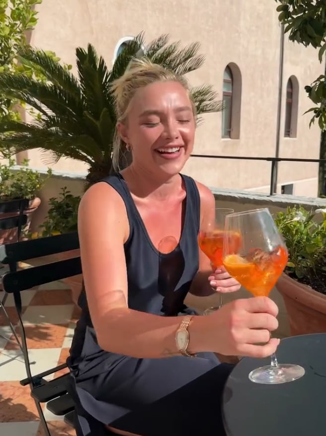 佛蘿倫絲普伊 Florence Pugh 威尼斯舉酒健身！艾美獎紫紗裙美翻全場