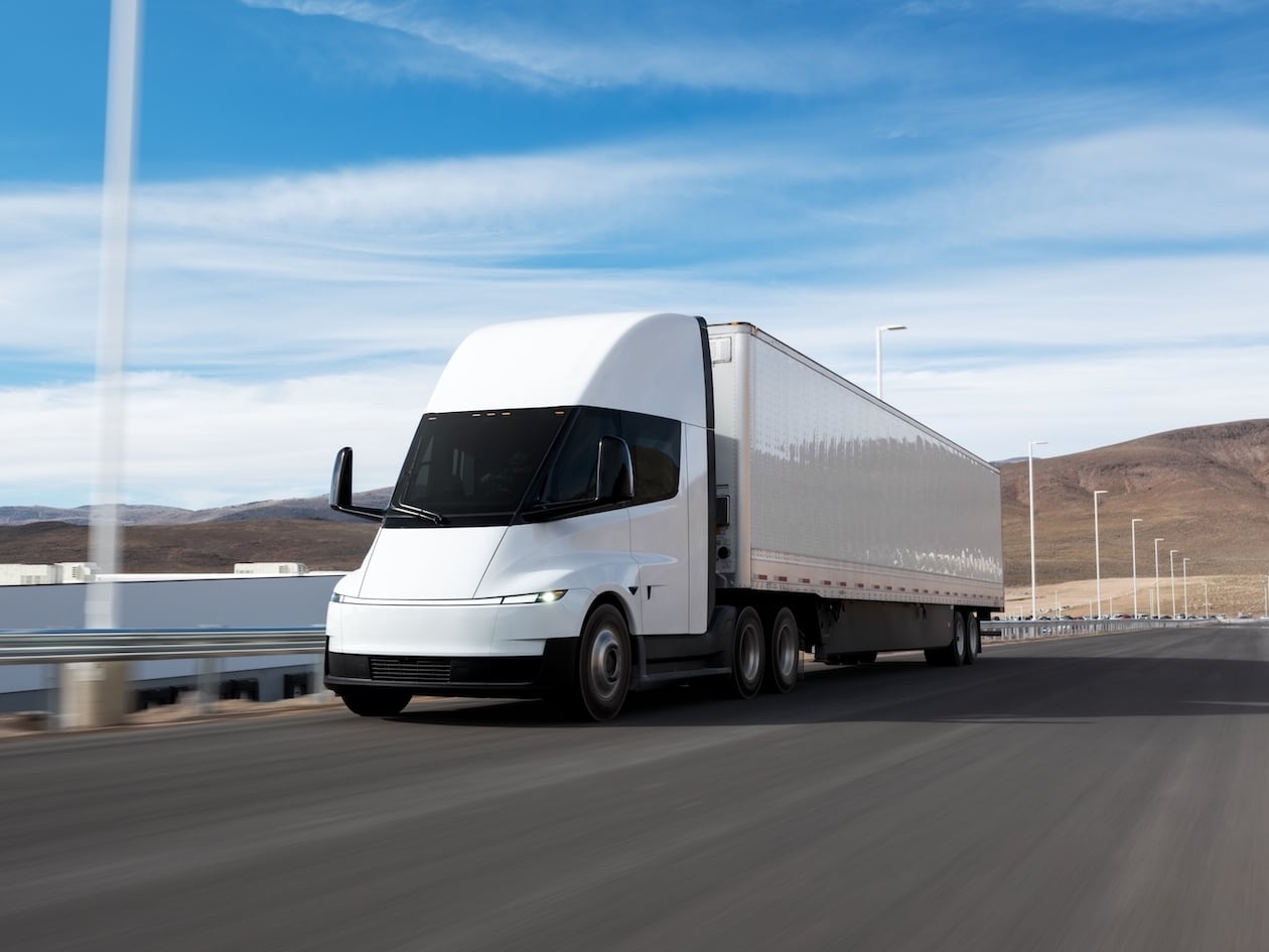 Tesla Semi 歐洲版正式亮相！550 公里續航輸對手、800 kW 快充成亮點！