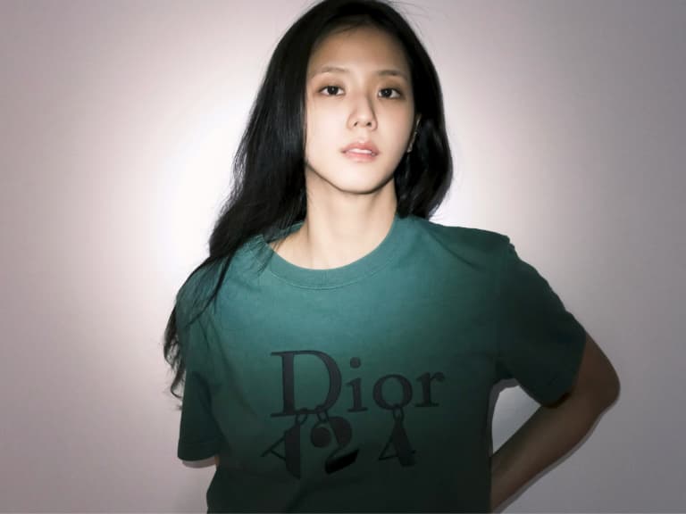 BLACKPINK Jisoo 為 Dior 廣告素顏上鏡！絕佳狀態引網直呼：「根本 20 歲！」