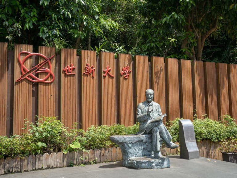 世新大學圖書館 6 樓大改造！4 台 PS5、6 間電話亭 KTV 免費玩⋯網友兩極反應：「世又贏」vs「本末倒置」