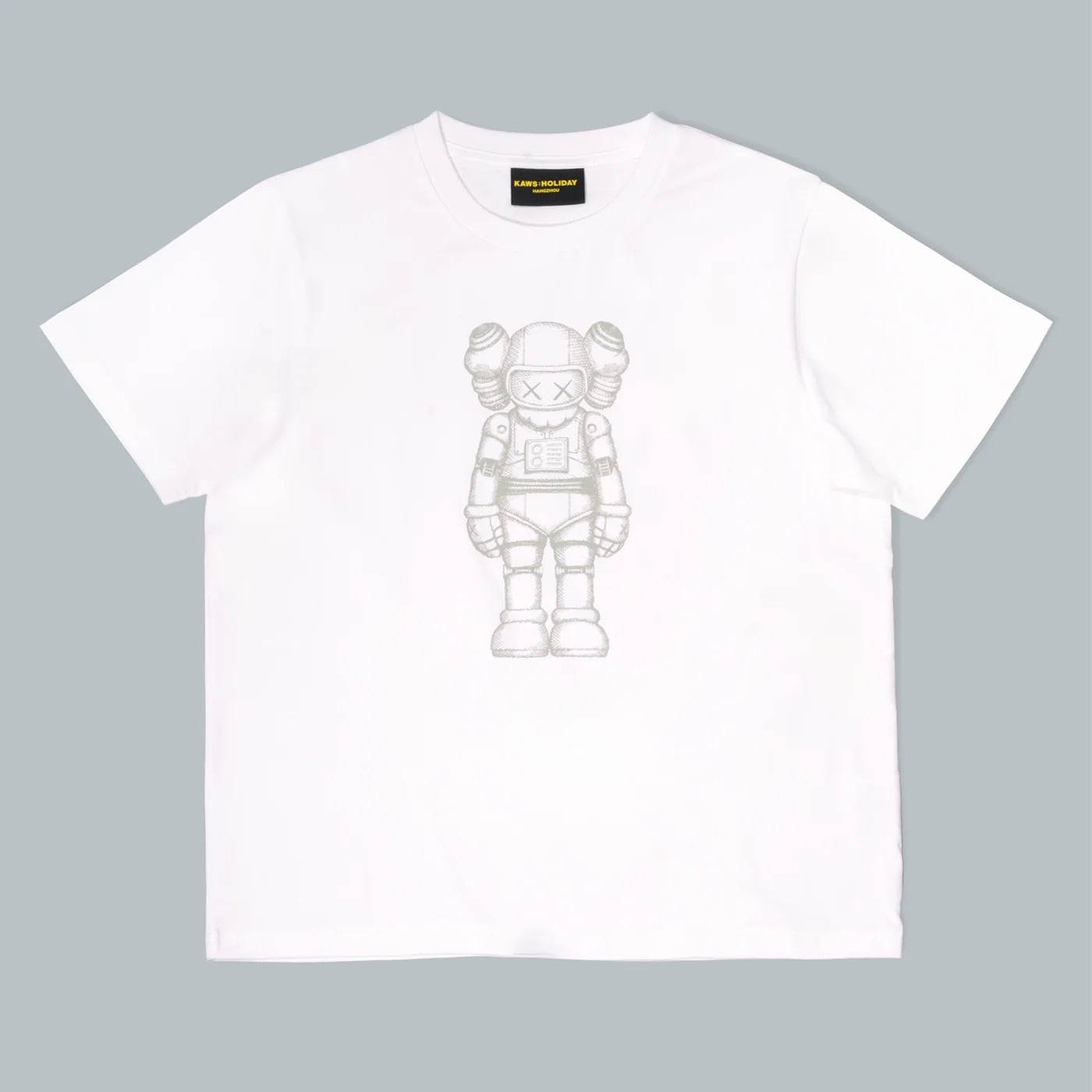 KAWS《HOLIDAY》杭州站首度機器人造型登場！30 公尺 COMPANION 西湖躺平，限定公仔、茶具組即將開賣！