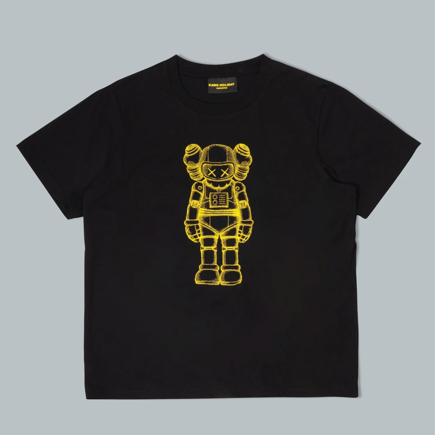 KAWS《HOLIDAY》杭州站首度機器人造型登場！30 公尺 COMPANION 西湖躺平，限定公仔、茶具組即將開賣！