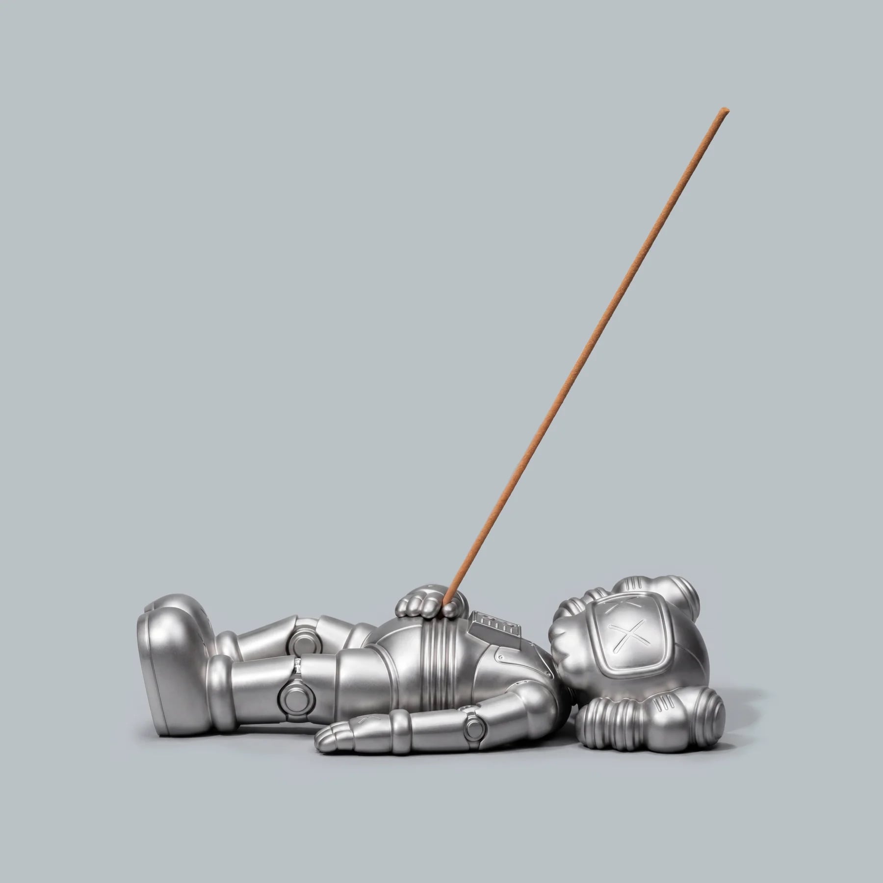KAWS《HOLIDAY》杭州站首度機器人造型登場！30 公尺 COMPANION 西湖躺平，限定公仔、茶具組即將開賣！