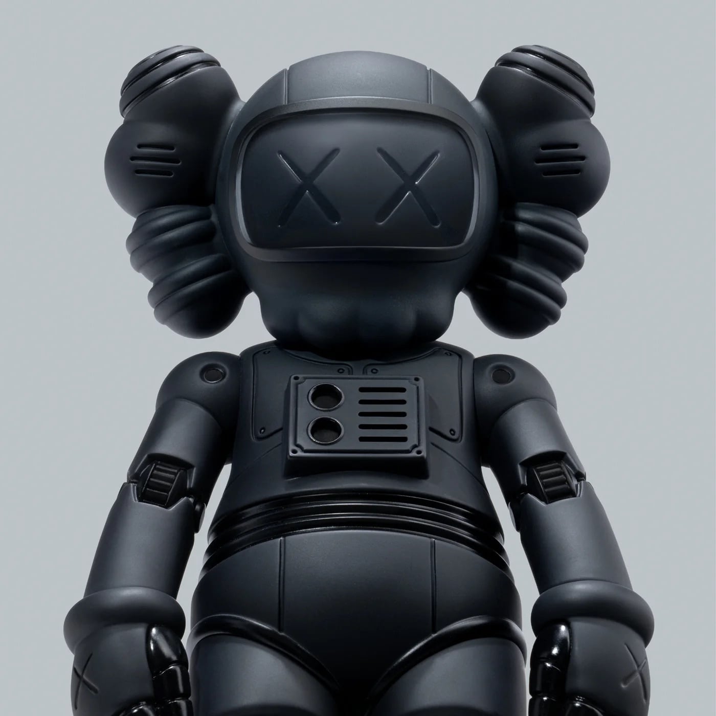 KAWS《HOLIDAY》杭州站首度機器人造型登場！30 公尺 COMPANION 西湖躺平，限定公仔、茶具組即將開賣！