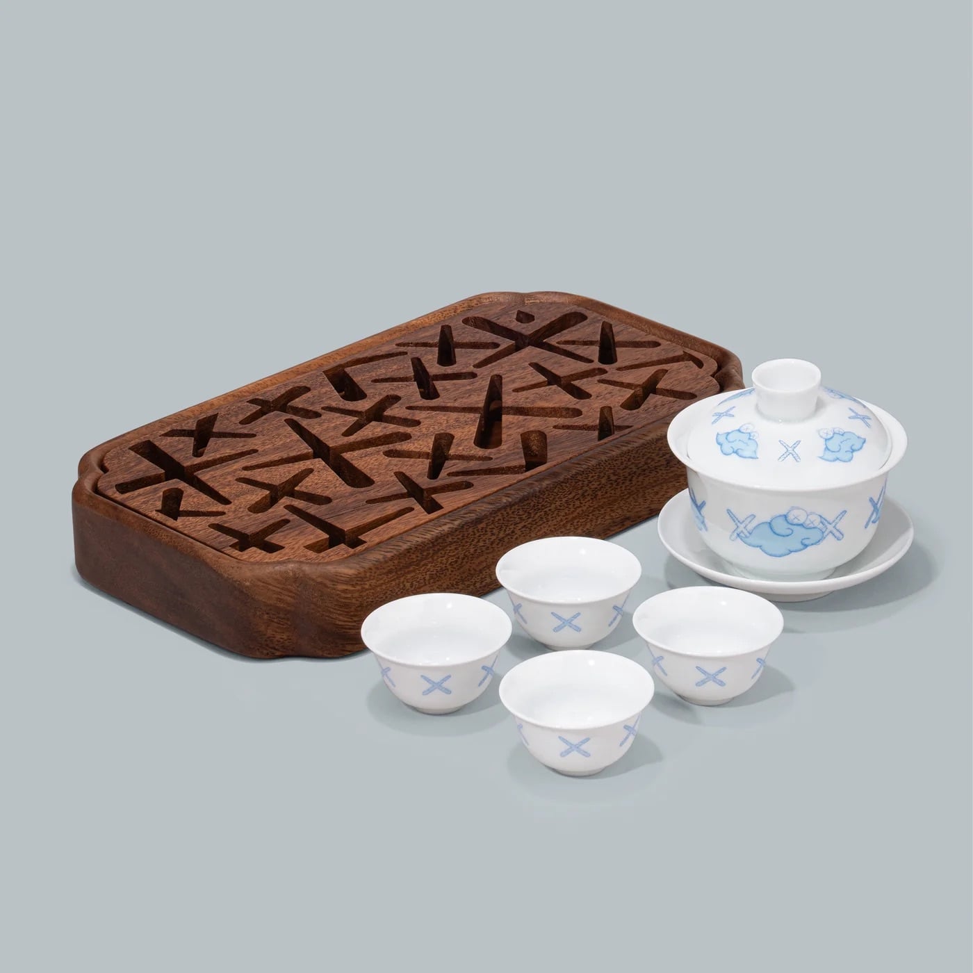 KAWS《HOLIDAY》杭州站首度機器人造型登場！30 公尺 COMPANION 西湖躺平，限定公仔、茶具組即將開賣！