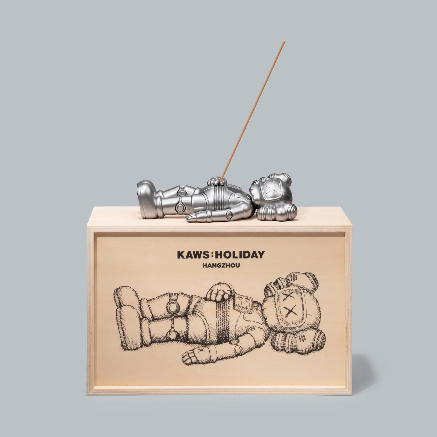 KAWS《HOLIDAY》杭州站首度機器人造型登場！30 公尺 COMPANION 西湖躺平，限定公仔、茶具組即將開賣！