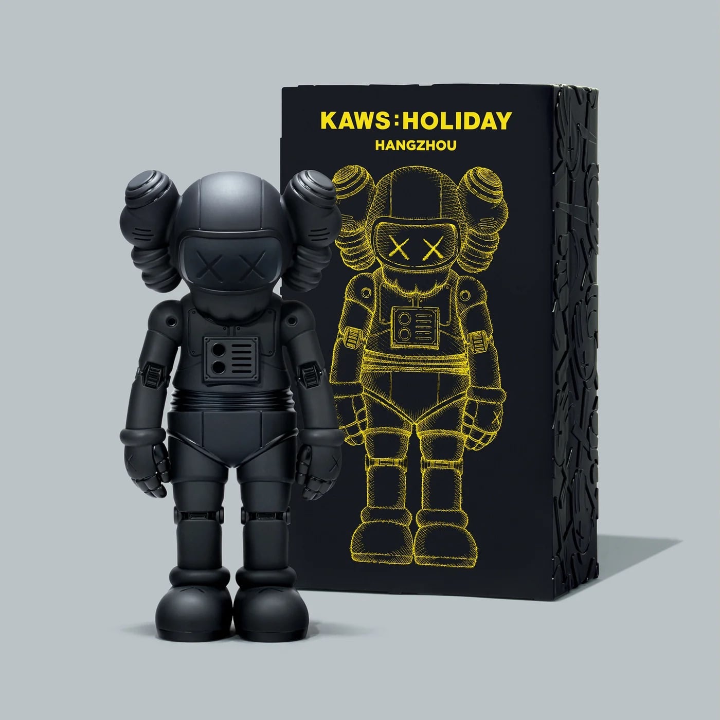 KAWS《HOLIDAY》杭州站首度機器人造型登場！30 公尺 COMPANION 西湖躺平，限定公仔、茶具組即將開賣！