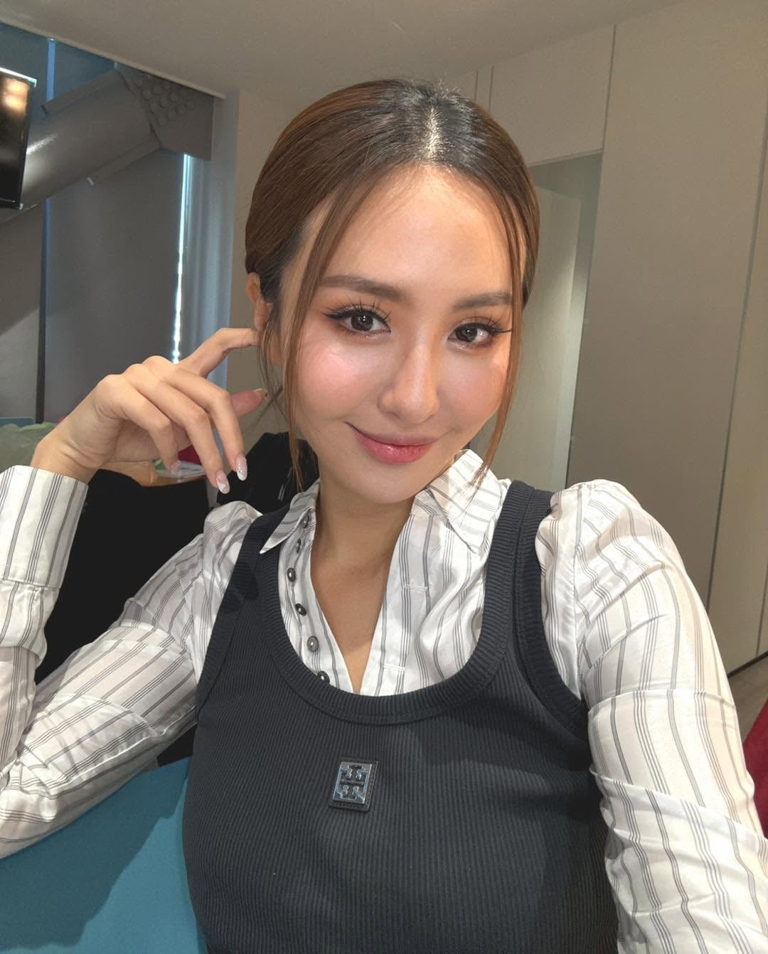 薔薔自爆 18 歲當酒店小姐!一天狂賺 3 萬元坦言:「被我爸發現打得半死!」