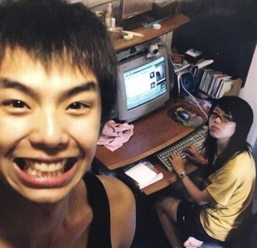 小鬼黃鴻升逝世 6 年!妹妹曝 16 年拖鞋,淚喊:「希望你也好好的!」
