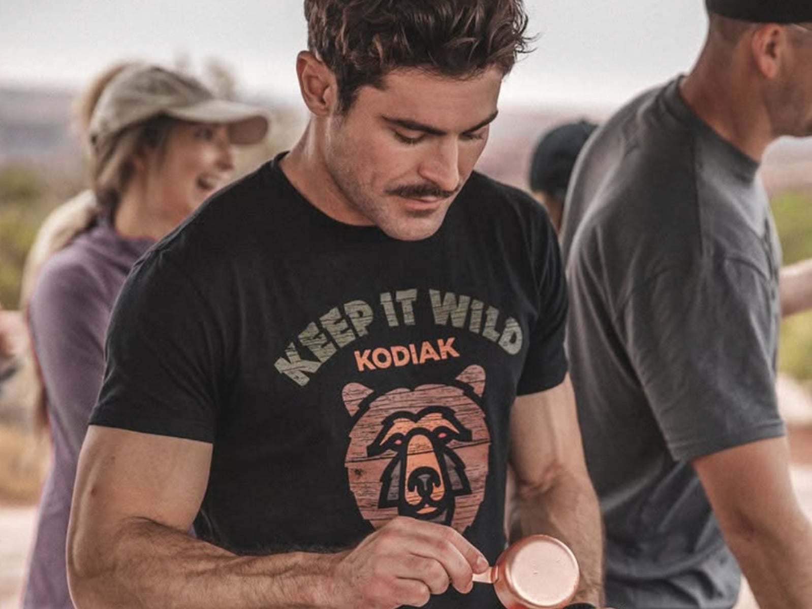 柴克艾弗隆 Zac Efron 身高 173 大秀六塊肌！罕見露面湖邊與弟弟迪倫艾弗隆同框度假！