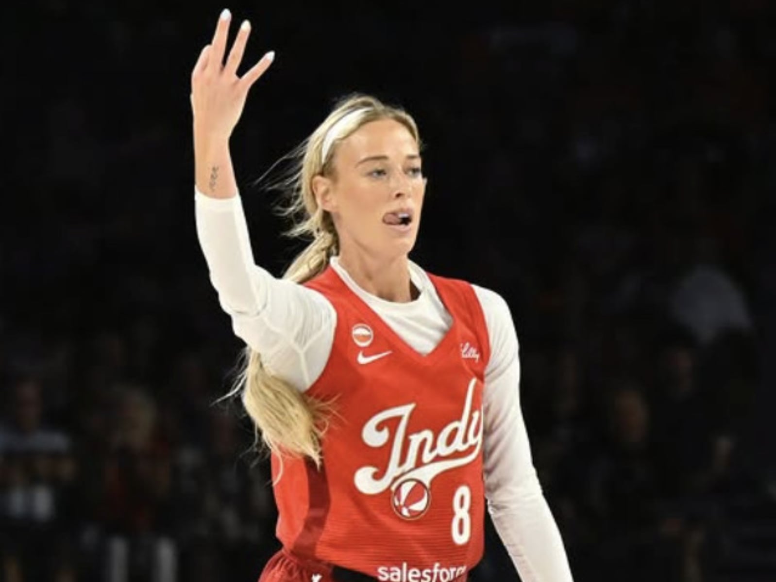 WNBA Sophie Cunningham 看賽車巧遇Michael Jordan！兩人握手畫面瘋傳，球迷直呼太夢幻！