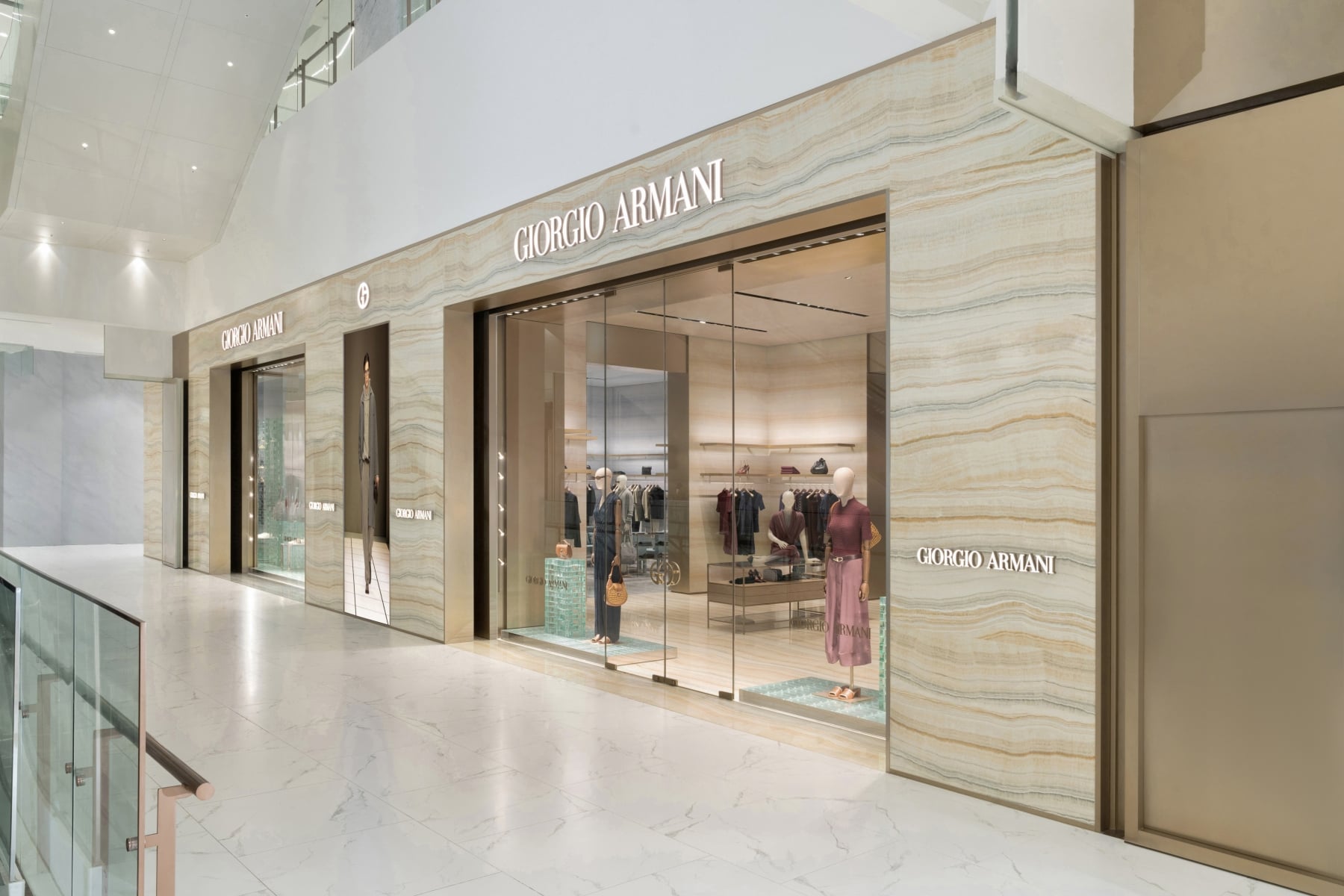 Giorgio Armani 台中旗艦店開幕!陳庭妮、胡宇威盛裝同框,米蘭珍藏檔案首度跨海展出!