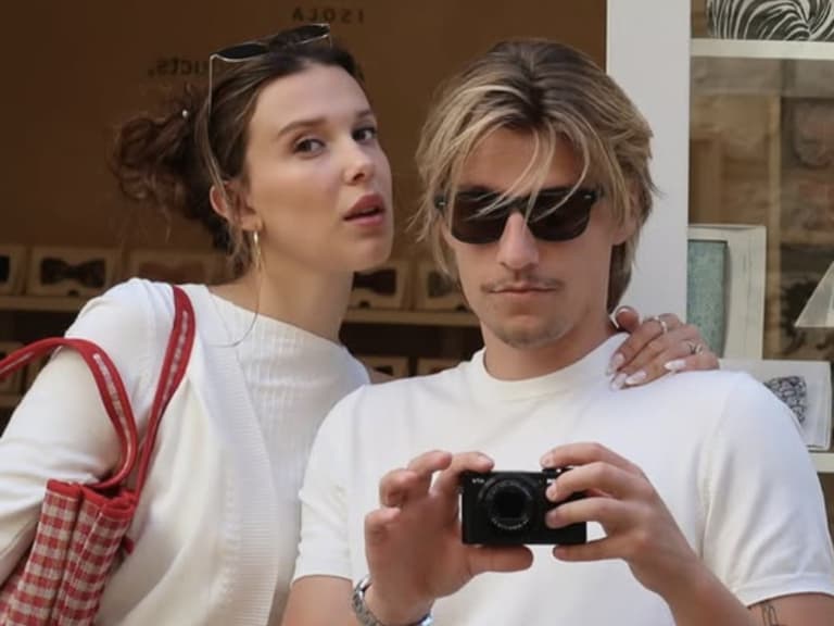 米莉芭比布朗 Millie Bobby Brown 二度當媽！22 歲與傑克邦喬飛領養二胎組四人家庭 ！