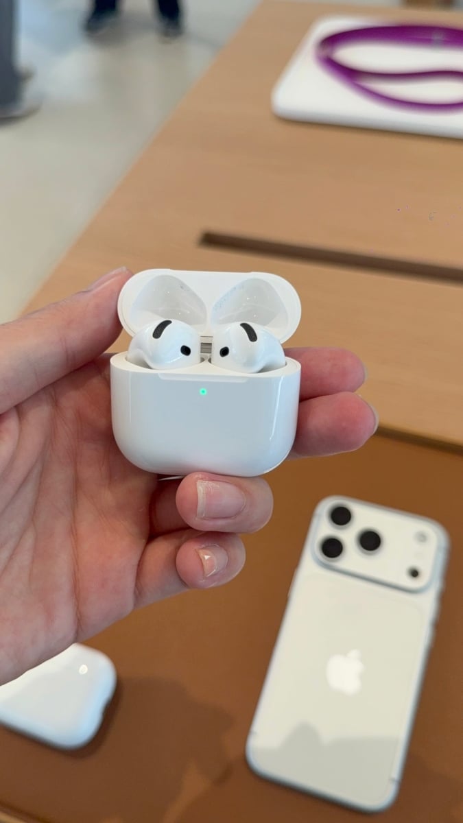 iPhone 18 Pro 台灣正式開賣!現場實機近賞,三大電信、好市多優惠一次看!
