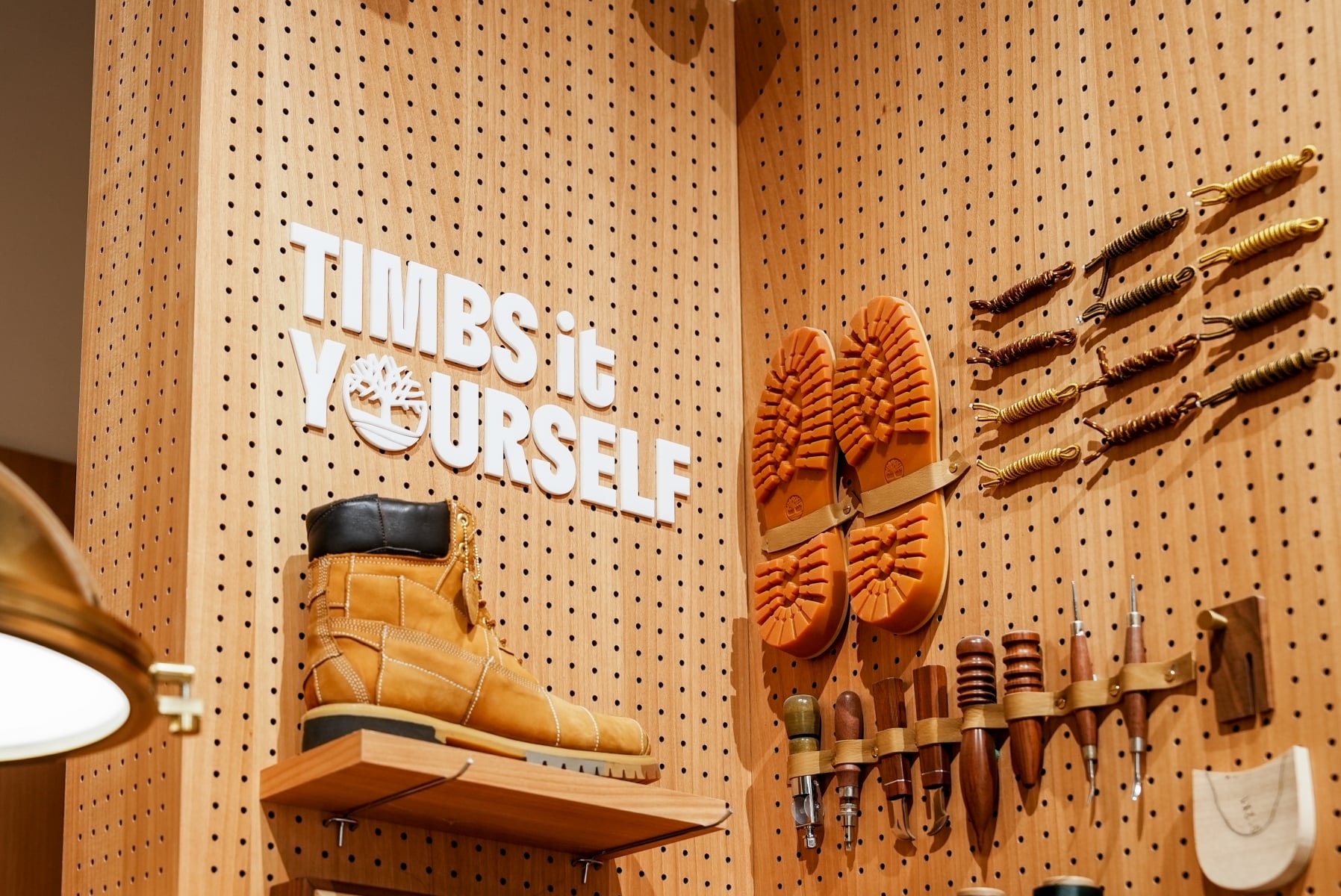 Timberland 信義威秀概念店正式開幕!台式復古「城市客廳」、Jacquemus 聯名與限定台灣商品一次看