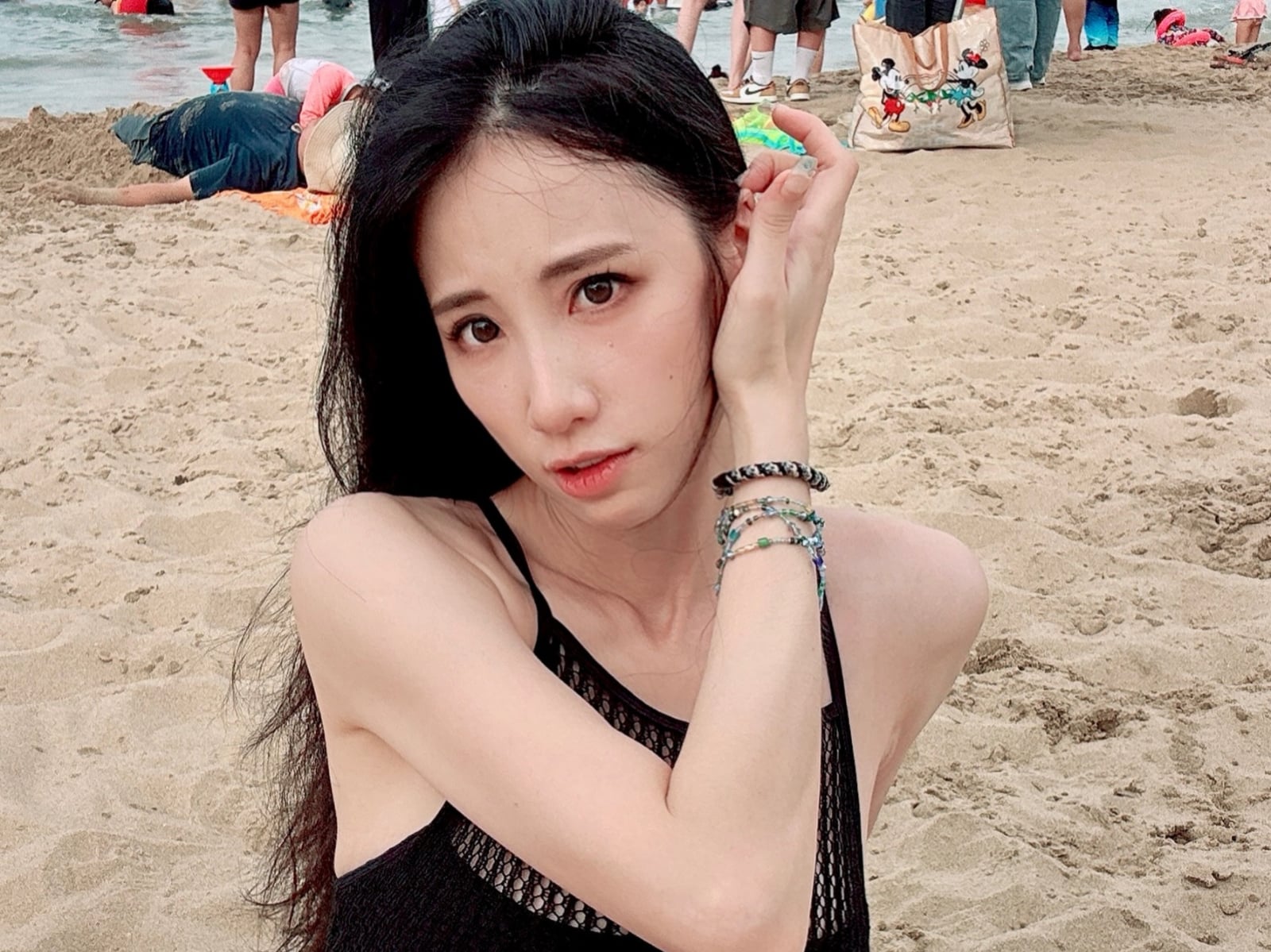 瑤瑤海邊大曬火辣戰袍！養眼 S 型曲線網嗨：「這套很可以！」【野生抓正妹】