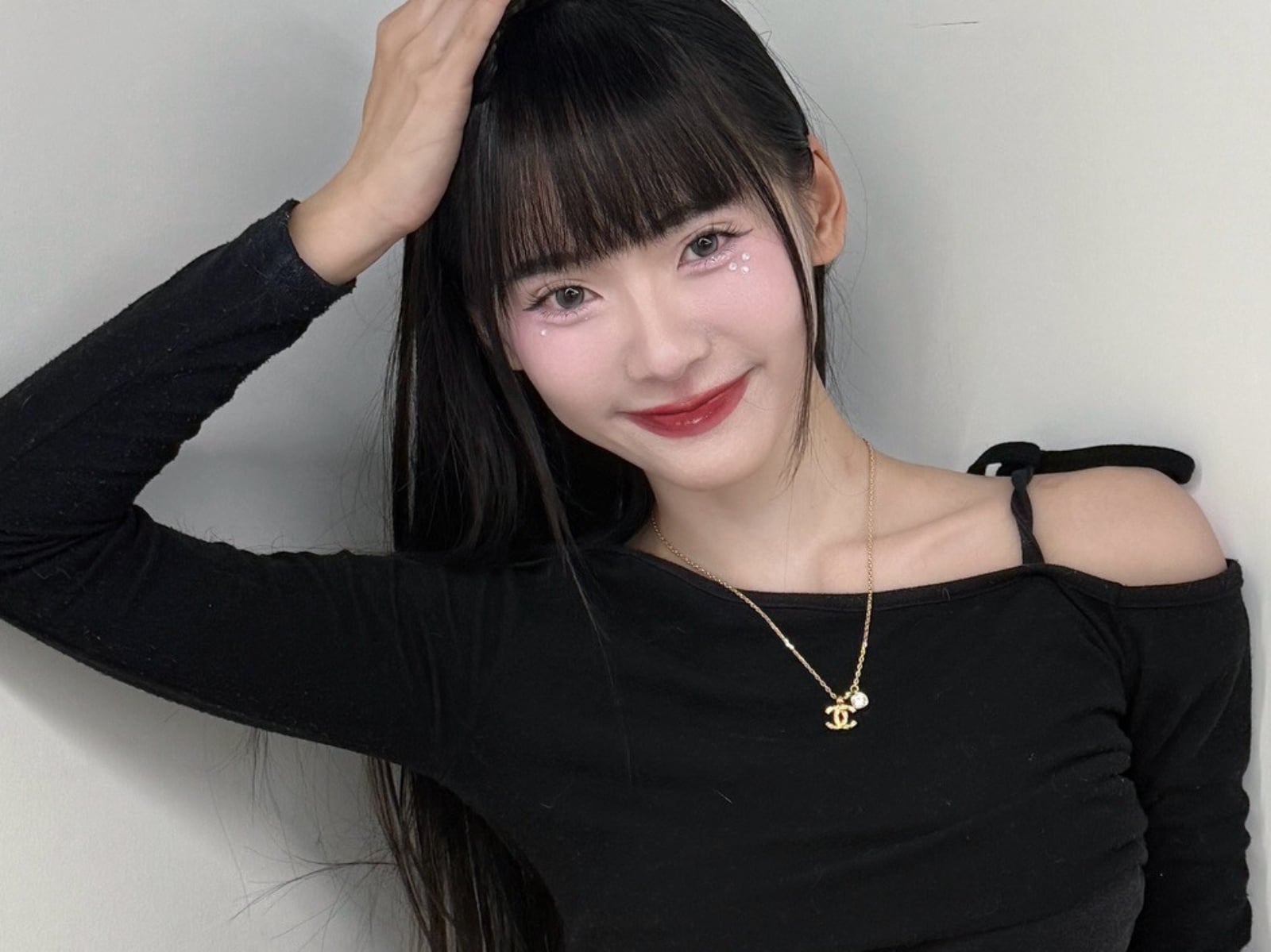 昆娜泳池解鎖苗條體態！泳裝中空挖洞球迷全瘋狂！【野生抓正妹】