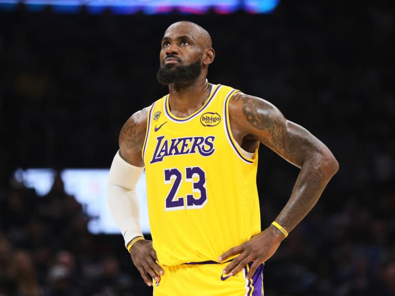NBA／美媒預測現役球員退休背號！LeBron James、Stephen Curry 入列，Anthony Davis 惹議！