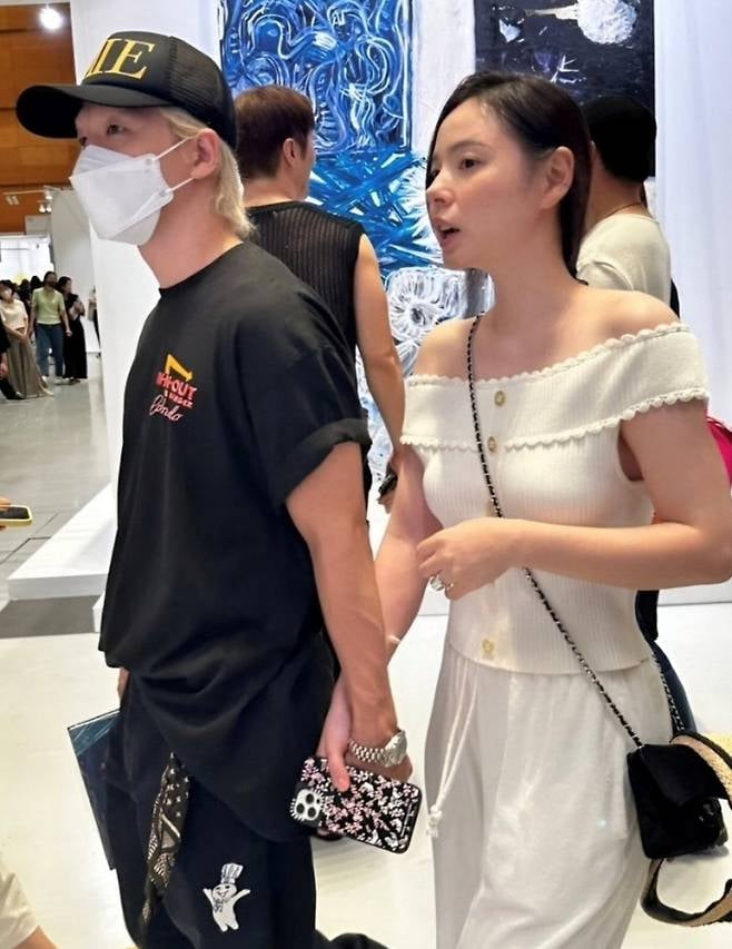 BIGBANG 太陽結婚 8 年仍甜到像熱戀!漢南洞約會閔孝琳,網友讚:「眼神很甜!」