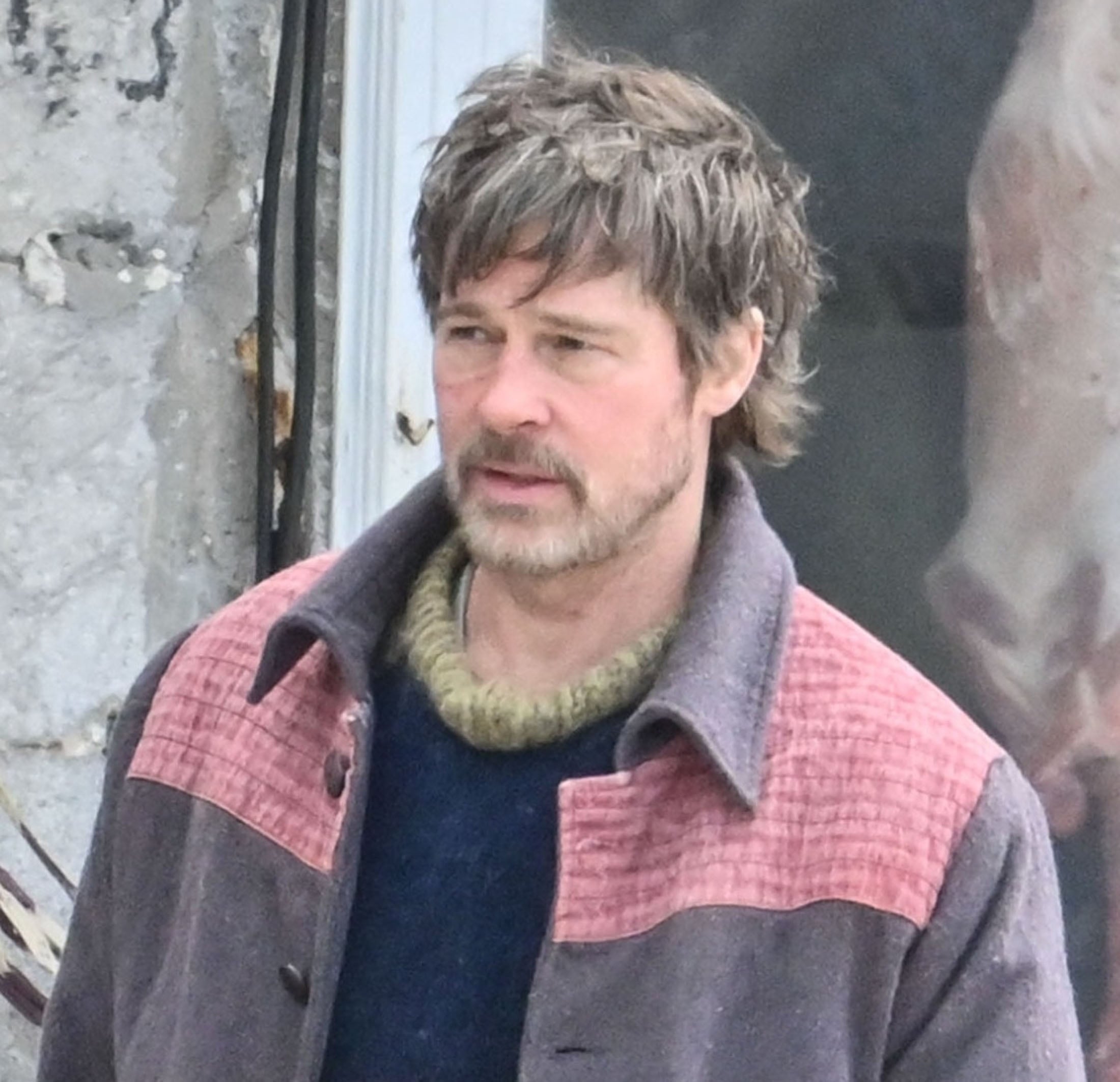 布萊德彼特 Brad Pitt 《The Riders》新片造型曝光!62 歲男神凌亂長髮配灰鬍,網驚:「差點認不出!」