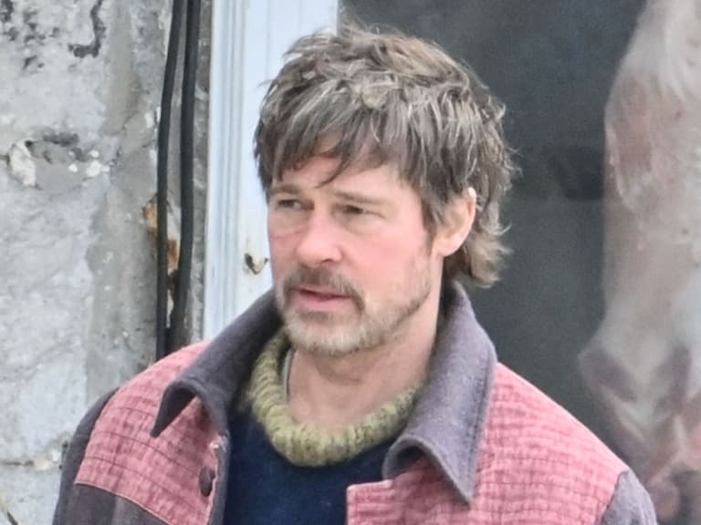 布萊德彼特 Brad Pitt 《The Riders》新片造型曝光！62 歲男神凌亂長髮配灰鬍，網驚:「差點認不出！」