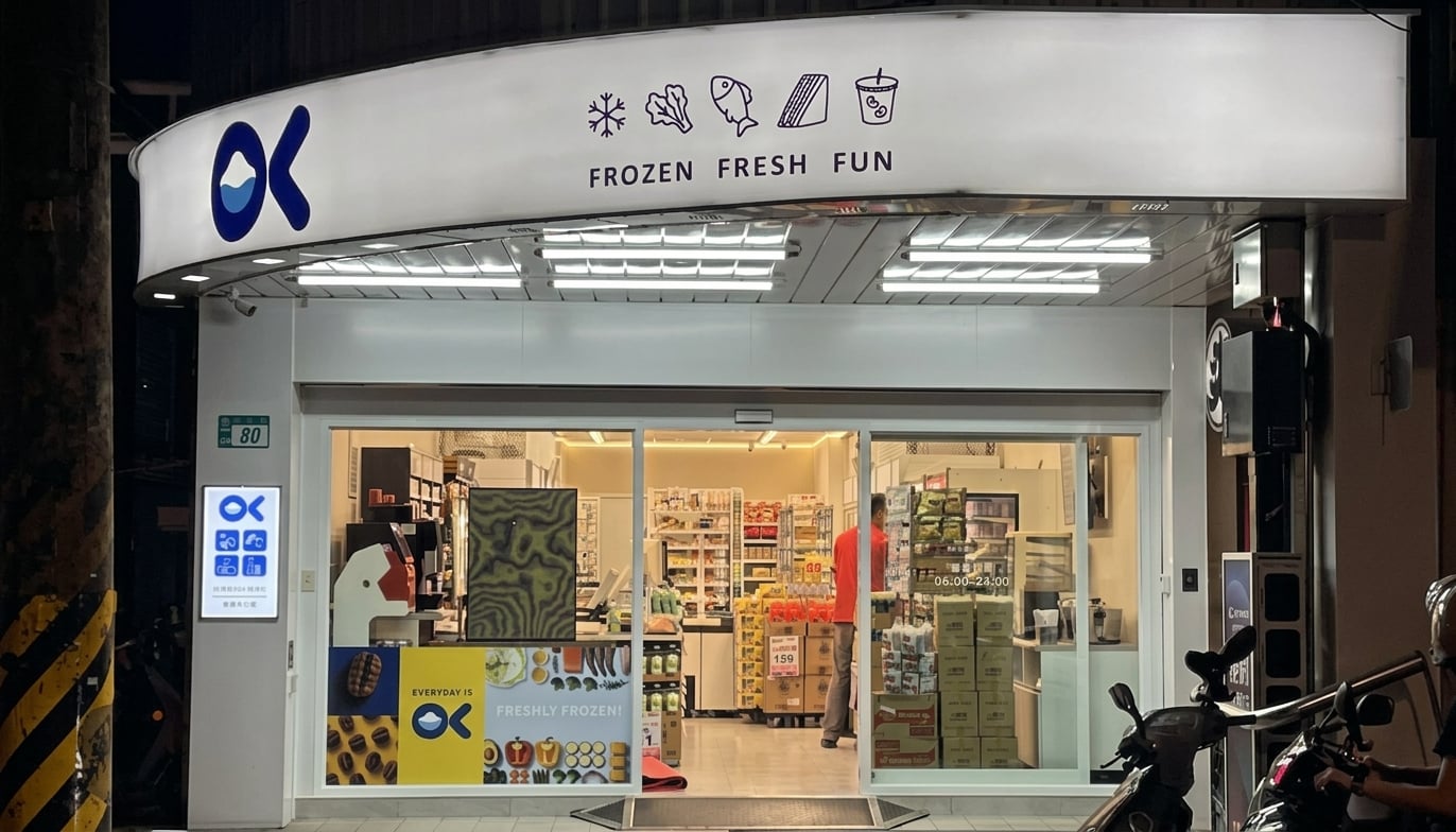 OK 超商換新 LOGO？紅白招牌變藍白色！網直呼：「差點認不出來！」