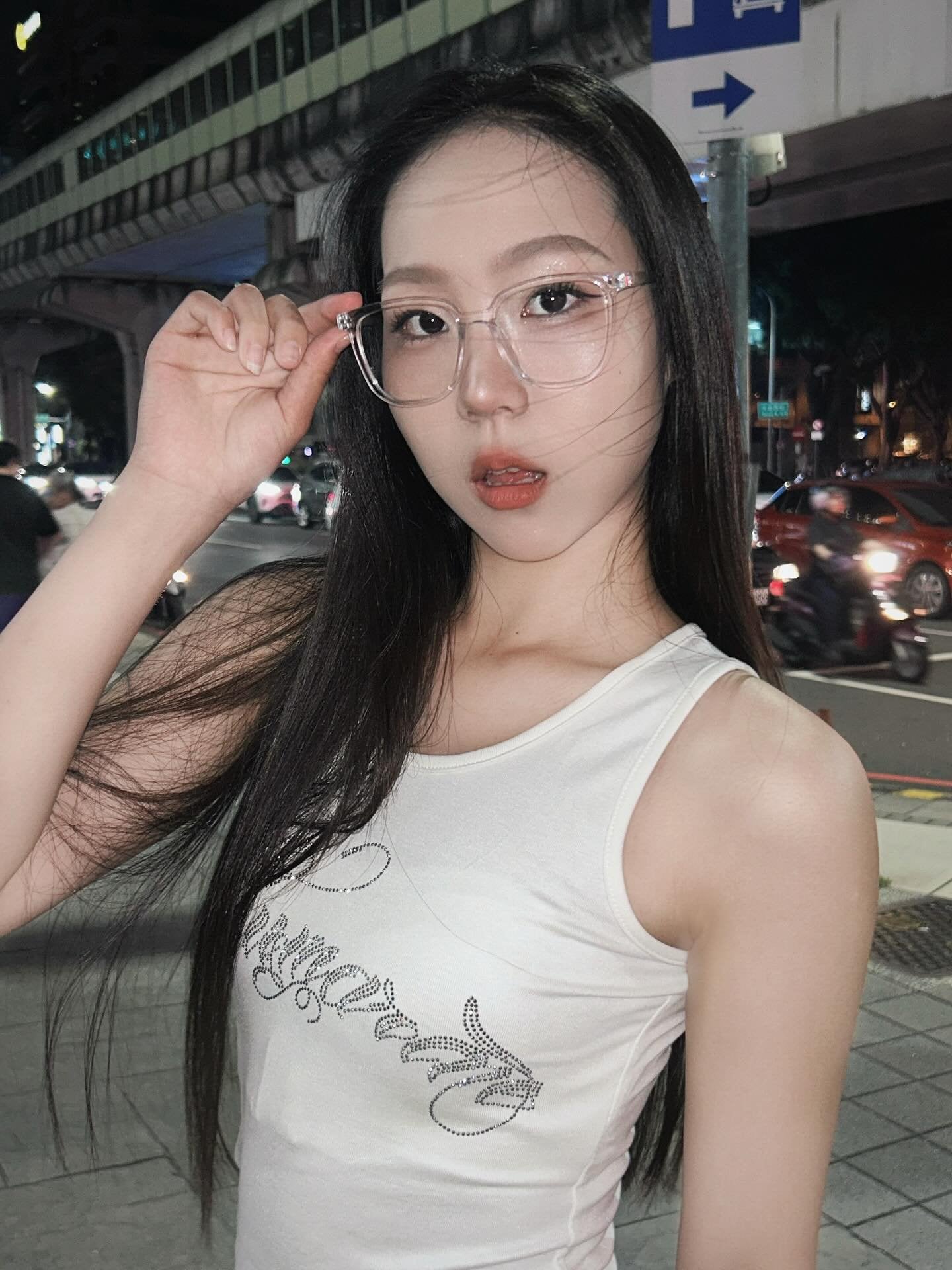 林佾葳女友康佳麗 Lily 女友是誰? IG 帳號、身高 174 公分擔任模特兒⋯一篇認識!