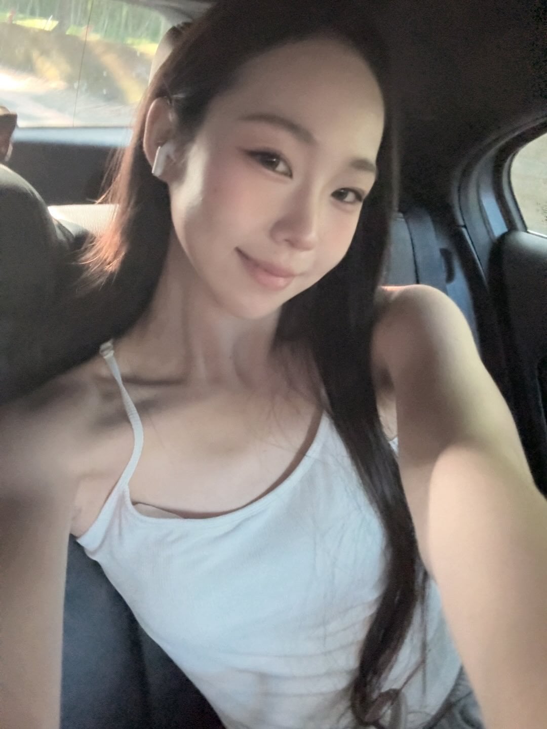 林佾葳女友康佳麗 Lily 女友是誰? IG 帳號、身高 174 公分擔任模特兒⋯一篇認識!