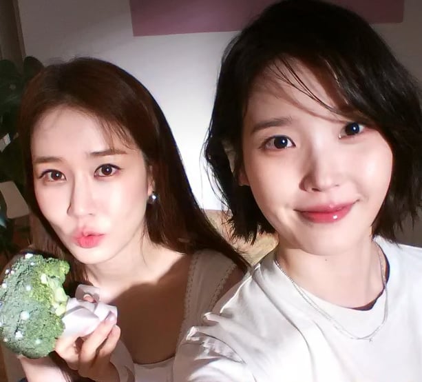 IU 睽違 10 年剪短髮美翻!粉絲狂讚:「好像劉寅娜!」