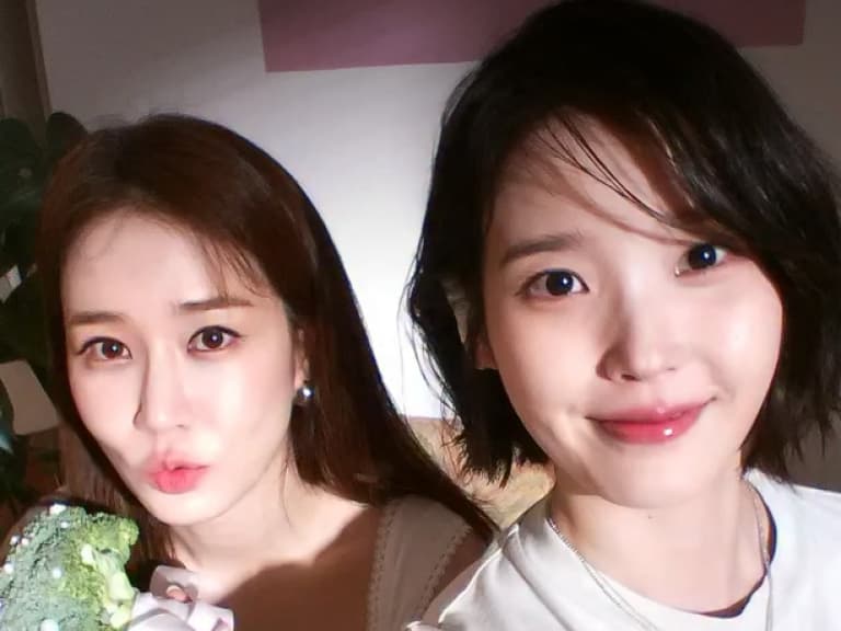 IU 睽違 10 年剪短髮美翻！粉絲狂讚：「好像劉寅娜！」