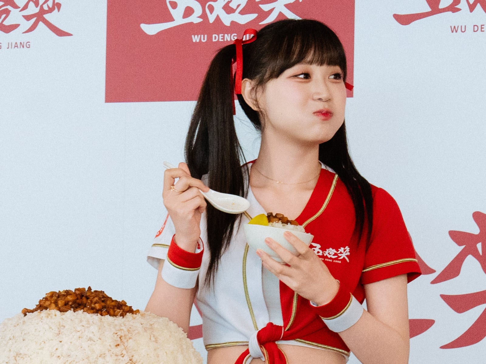 五燈獎邊荷律套餐份量驚人！網笑：「食量也太大！」