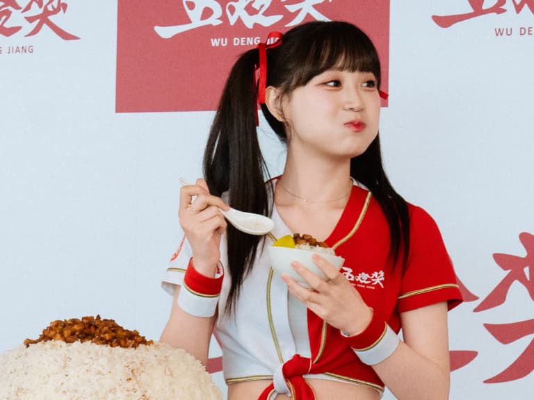五燈獎邊荷律套餐份量驚人！網笑：「食量也太大！」