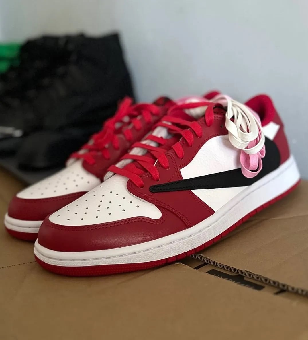 Travis Scott x Air Jordan 1 Low「芝加哥倒勾」曝光!經典紅白配色注入、傳 2027 年登場!