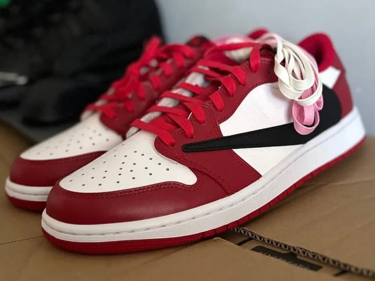 Travis Scott x Air Jordan 1 Low「芝加哥倒勾」曝光！經典紅白配色注入、傳 2027 年登場！