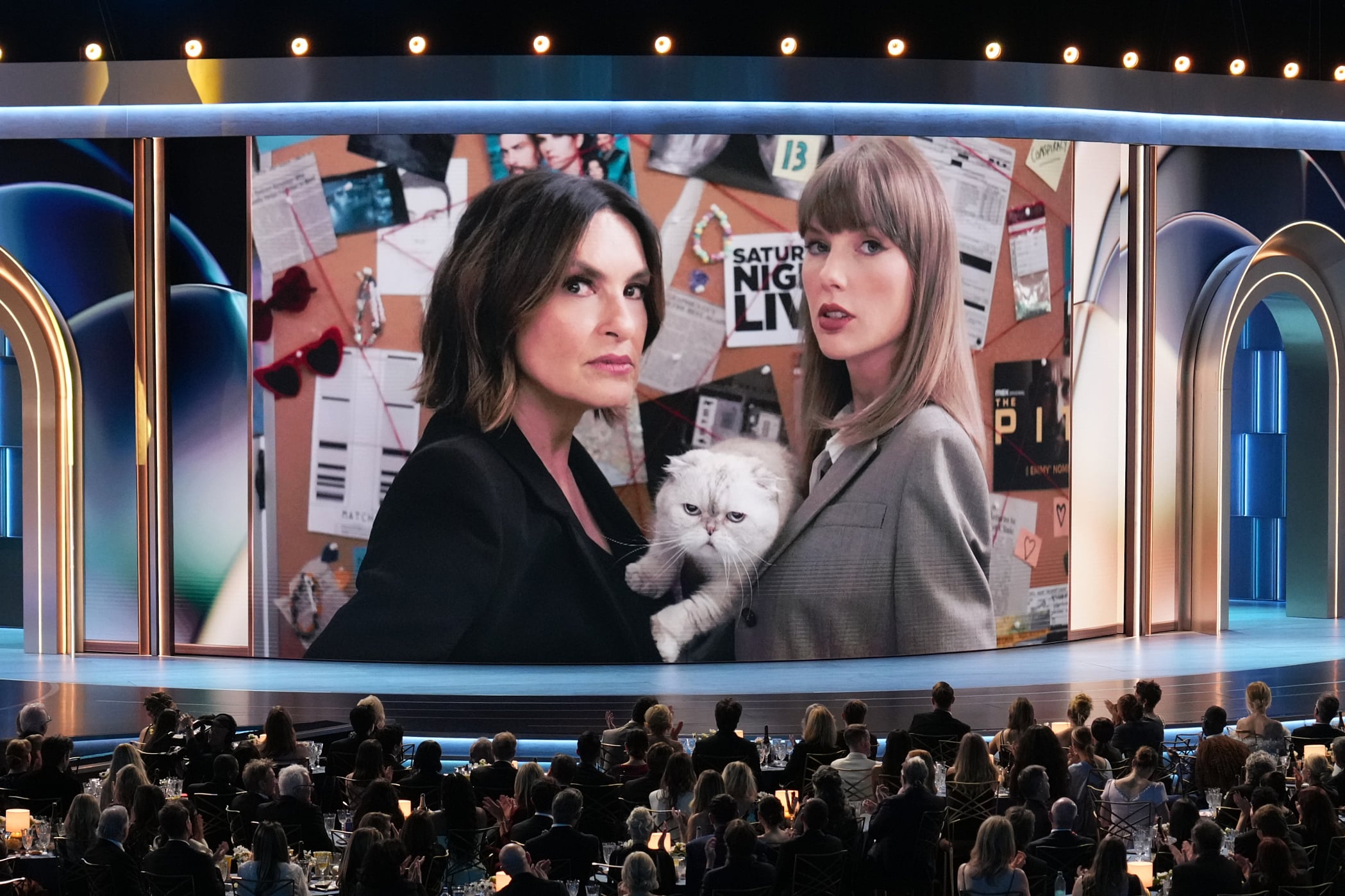 泰勒絲 Taylor Swift 艾美獎短劇化身警探!崔維斯凱爾西直喊:「腰上配槍超性感!」