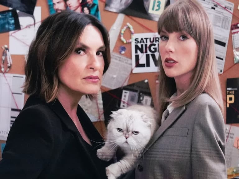 泰勒絲 Taylor Swift 艾美獎短劇化身警探！崔維斯凱爾西直喊：「腰上配槍超性感！」