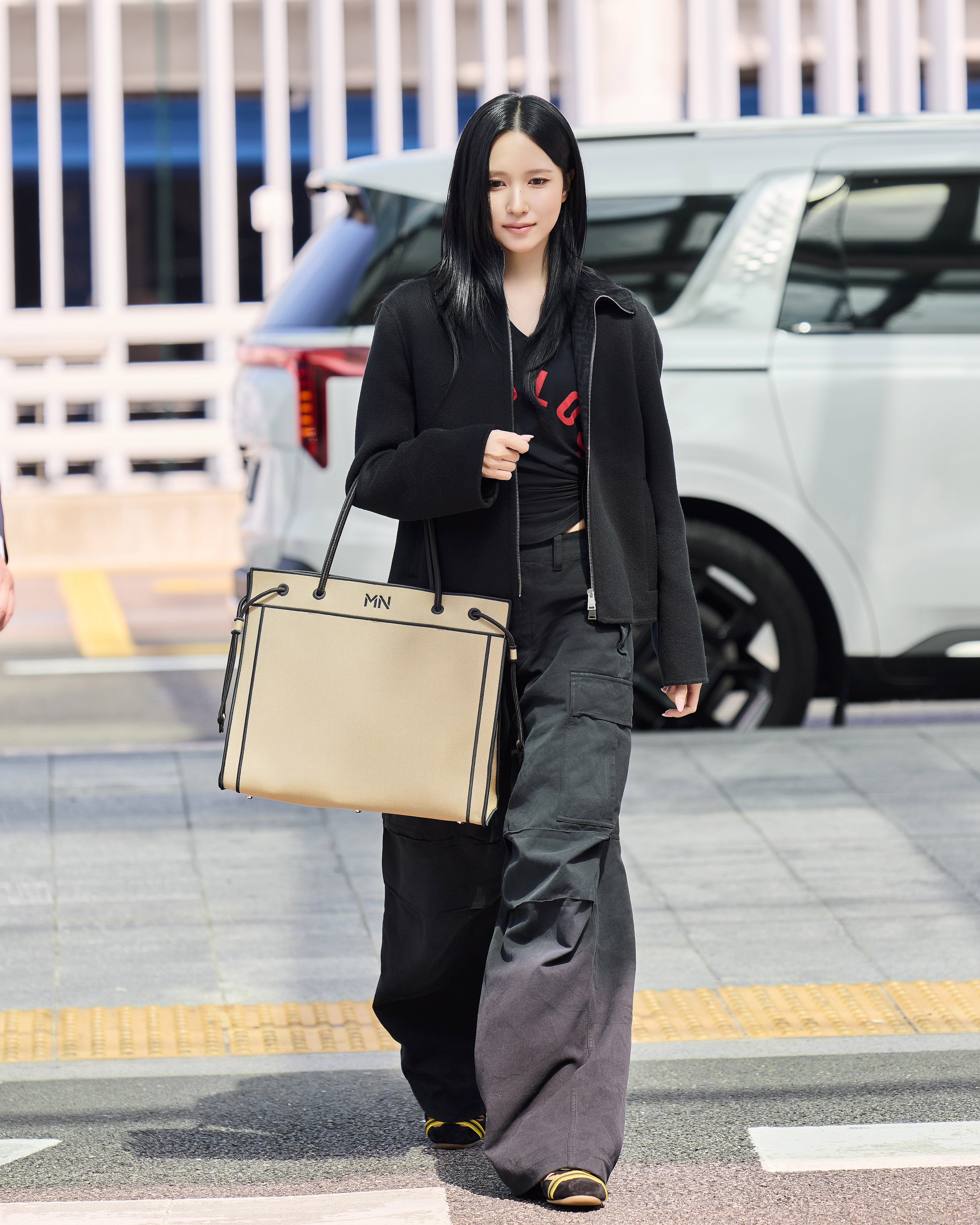 TWICE Mina 身高 163 出席 Fendi 米蘭時裝週!絕美造型引網狂喊:「兩人請鎖死!」