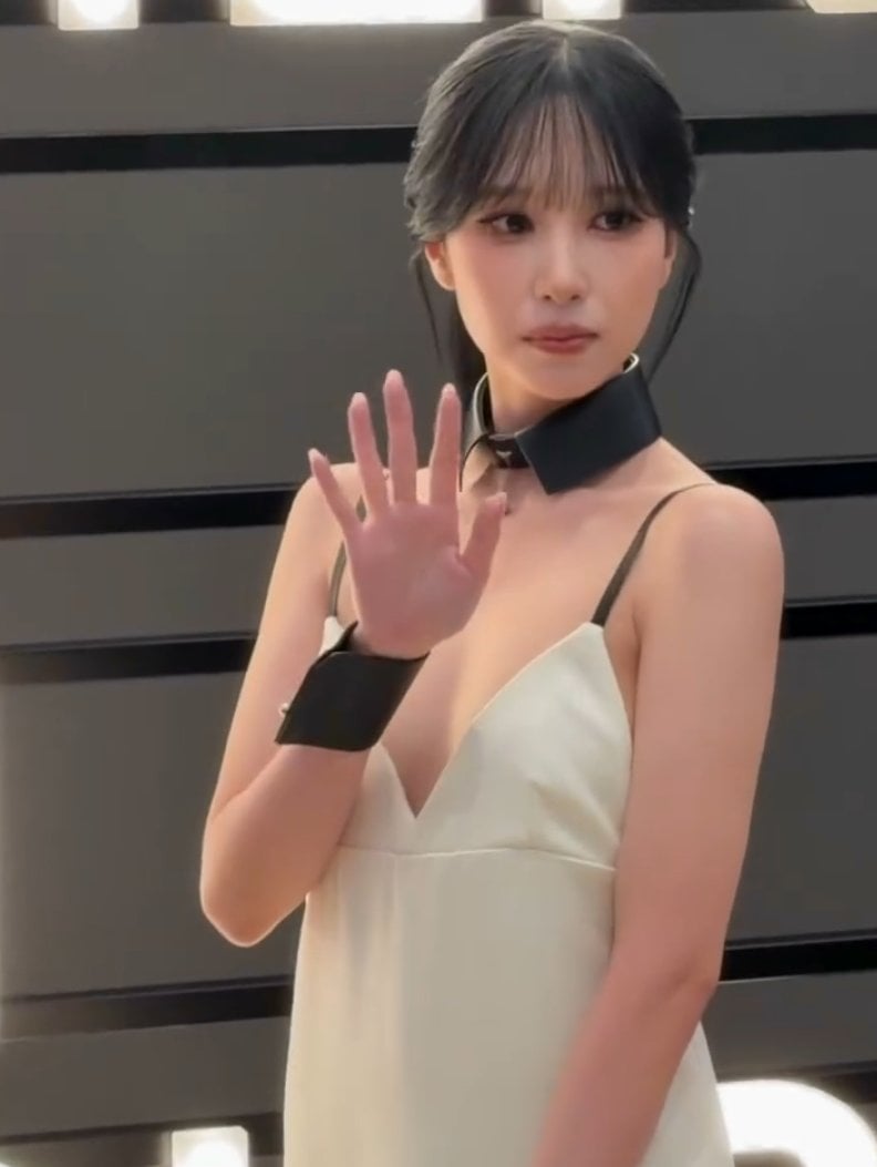 名井南 TWICE Mina 米蘭時裝週禮服曝光！胸前僅兩塊布 粉絲驚呼：隨時會走光