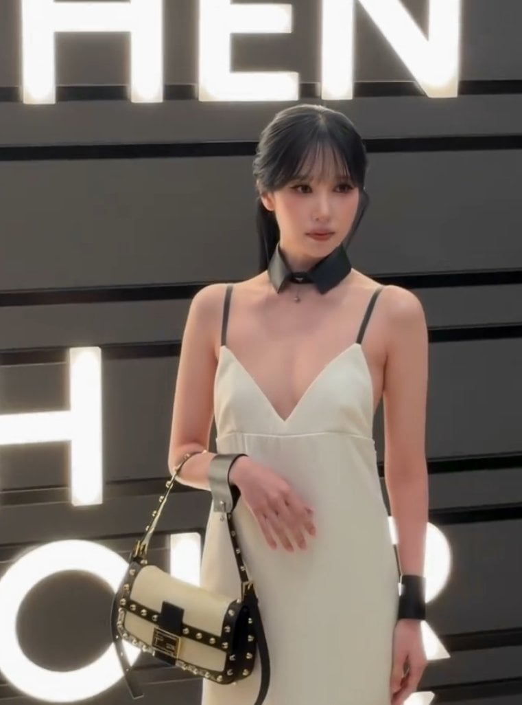名井南 TWICE Mina 米蘭時裝週禮服曝光！胸前僅兩塊布 粉絲驚呼：隨時會走光