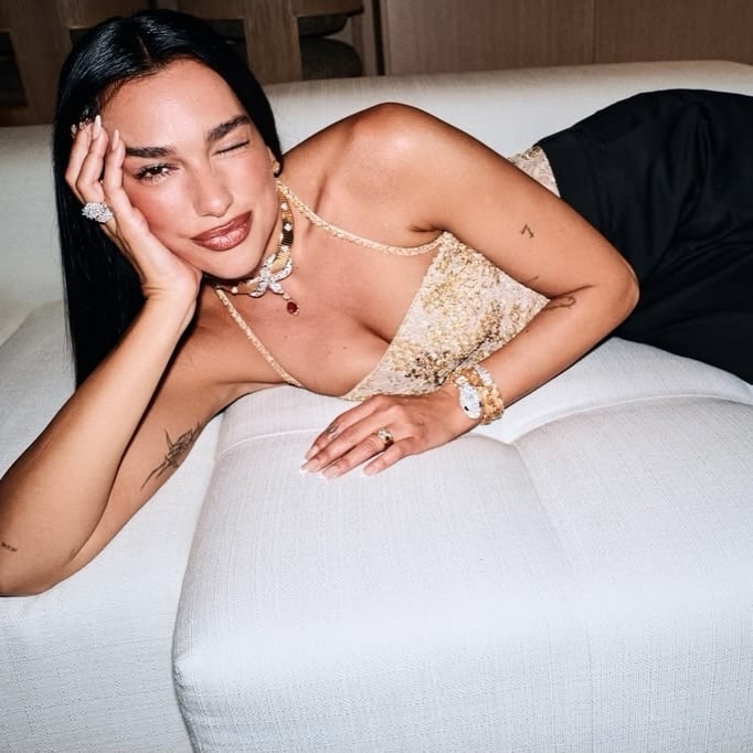 杜娃·黎波 Dua Lipa 740顆鈕扣打造上衣!倫敦街拍妹妹封她「彩虹魚」