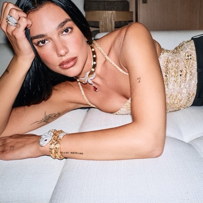 杜娃·黎波 Dua Lipa 740顆鈕扣打造上衣!倫敦街拍妹妹封她「彩虹魚」